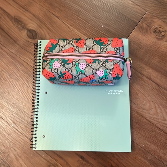 Gucci x Supreme Cosmetic Bag 🍓 - Picture 12 of 12